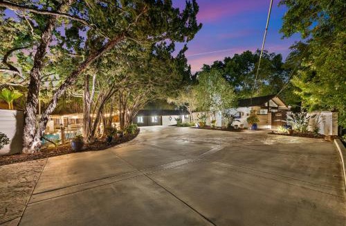Mount Helix House | Entire Private Home with Sauna, Gym, Pool, 7 Bed, Parking Yard, Ranch Style, Available Now