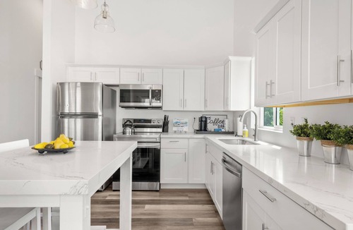 West Haven House | Entire Private Home sleeps 15, Near Skiing, Private Pickleball Court & Hot Tub