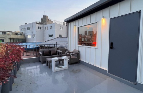 Eulji-ro House | Entire Private Lux House/Rooftop Terrace & Karaoke/Perfect for a big group
