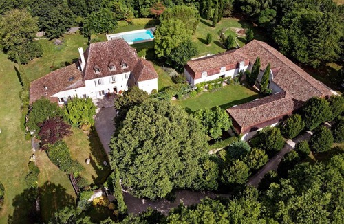 La Sauvetat-du-Dropt Villa | Entire private property, 20 people - 9 bdrms 9 bths, swimming pool, close to amenities