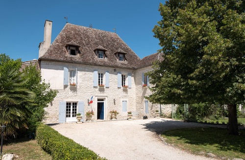 La Sauvetat-du-Dropt Villa | Entire private property, 20 people - 9 bdrms 9 bths, swimming pool, close to amenities