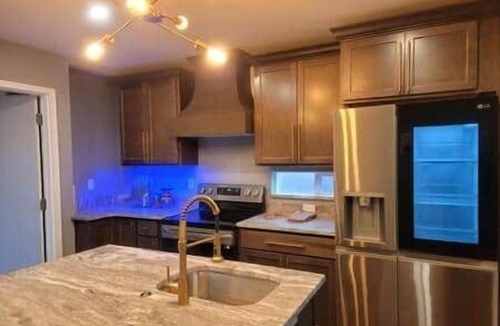 Royal Oak Villa | Entire Property! MicroLux Micro Hotel
