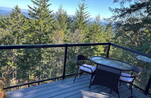 Salt Spring Island House | Entire room. Ocean, mountain view. Hot tub. Next to the Mount Maxwell park.