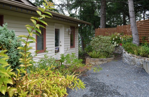 Salt Spring Island House | Entire room. Ocean, mountain view. Hot tub. Next to the Mount Maxwell park.