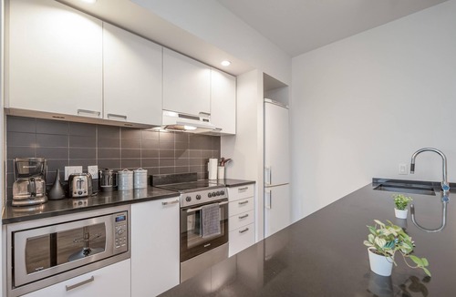 Downtown Eastside Apartment | Entire Space of Modern Apartment in Downtown Vancouver Neighbourhood