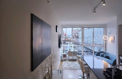 Downtown Eastside Apartment | Entire Space of Modern Apartment in Downtown Vancouver Neighbourhood