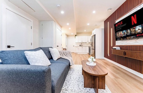 Forest Lawn House | Entire Spacious Luxury Retreat Near DT | Sleeps 4 | Fast Wifi | Free Parking