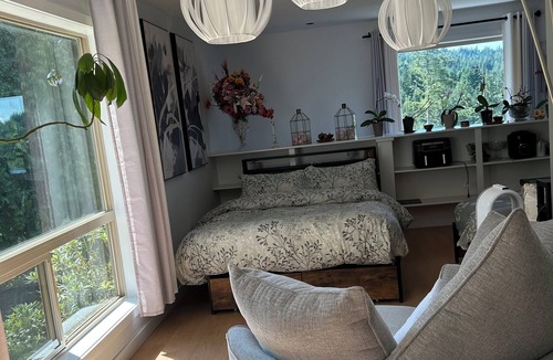 Salt Spring Island House | Entire Suite,Ocean,mountain view,jacuzzi in the Suite,next to Mount Maxwell park