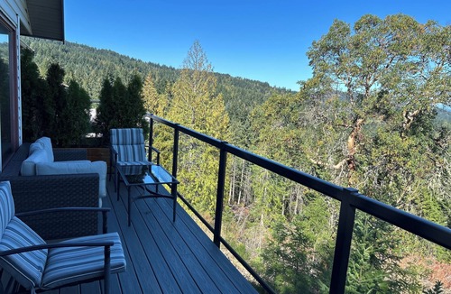 Salt Spring Island House | Entire Suite, Ocean, mountain view, hot tub, next to Mountain Maxwell park.