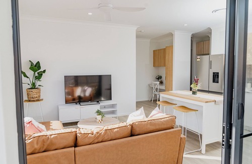 Banora Point Apartment | Entire unit 04 KS BEDS 2 Rooms with Kitchenette. 11 Kms to Goldcoast Airport