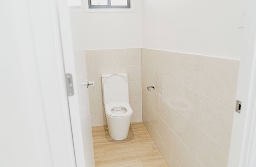 Banora Point Apartment | Entire unit 04 KS BEDS 2 Rooms with Kitchenette. 11 Kms to Goldcoast Airport