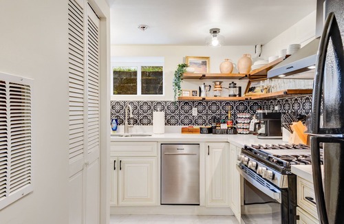 University District House | Entire Upgraded House 7BR/6BA w/AC Walk to Light Rail, Restaurants & Grocery