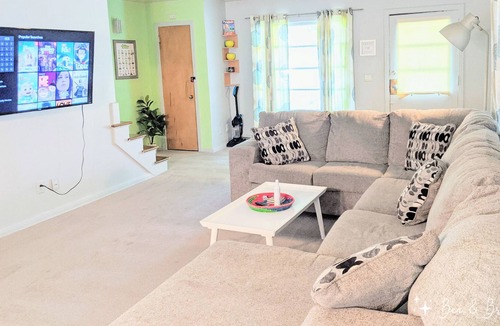 Dundee-Happy Hollow Historic District House | Entire Upscale 1King-2Queen Townhouse 🔼 PING PONG & AIR HOCKEY 🔼 55"TV