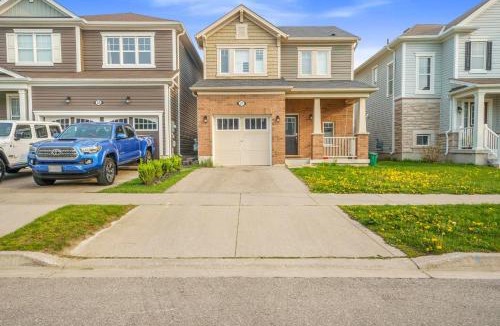 Kitchener House | Entire2Storey with Trampoline, PingPong, 65 inch TV and EnclosedYard