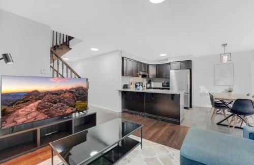 Kitchener House | Entire2Storey with Trampoline, PingPong, 65 inch TV and EnclosedYard
