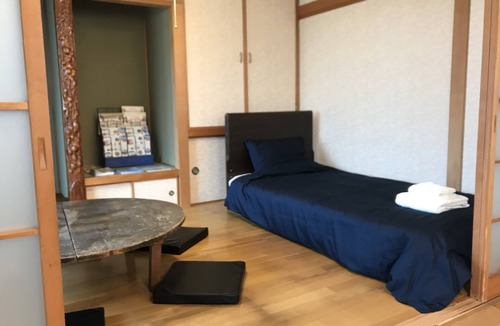 Chitose House | Entirely reserved.2 stops from New Chitose Airport, 3 minutes on foot from JR Chitose Station. 2 free parking lots.