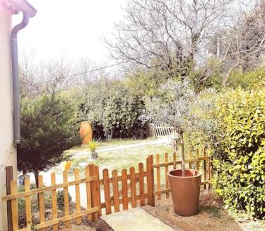Malemort-du-Comtat Apartment | Entre Ventoux et Luberon, appartement dans maison.