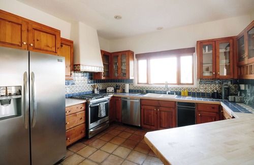 Taos House | Epic Adobe 360° Mountain Views, Hot Tub, 15min to Ski Valley