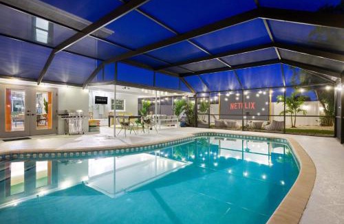 West Bradenton House | Epic Backyard - Pool - Hot Tub - Outdoor Theatre
