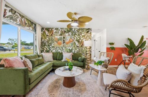 West Bradenton House | Epic Backyard - Pool - Hot Tub - Outdoor Theatre