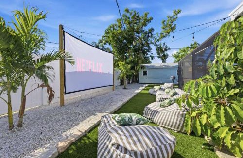West Bradenton House | Epic Backyard - Pool - Hot Tub - Outdoor Theatre