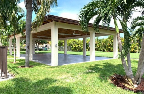 Sunset House | EPIC Escape/Pool Access Near Malls Airport Hospita