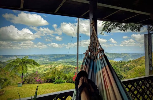 Vivi Abajo Cottage | Epic Mountaintop Jungle Cottage Adventure