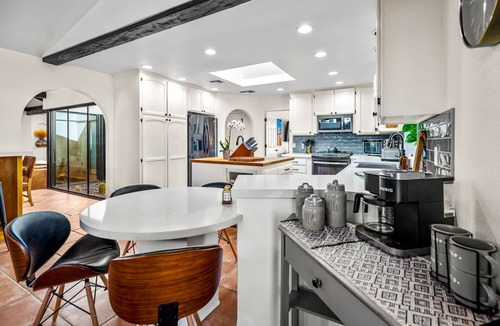 Yucca Valley House | Epic Pool/spa! 12 Joshua Trees 3 King beds/1 Queen Hiking covered Patio