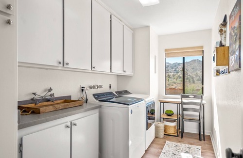 Yucca Valley House | Epic Pool/spa! 12 Joshua Trees 3 King beds/1 Queen Hiking covered Patio