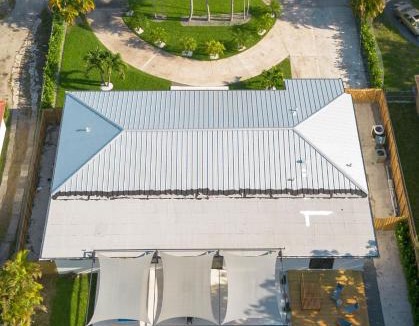 Golden Glades Villa | Epic Treehouse Villa - Pool - Jacuzzi - Pickleball