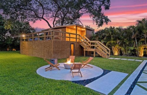 Golden Glades House | Epic Treehouse Villa | Pool Jacuzzi Pickleball