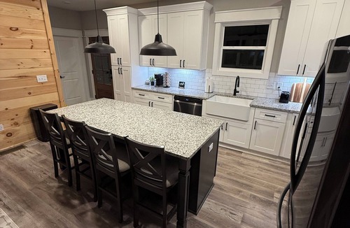 Ranger Cabin | Epic Views! New & Modern Cabin Hot Tub Spacious/Clean!