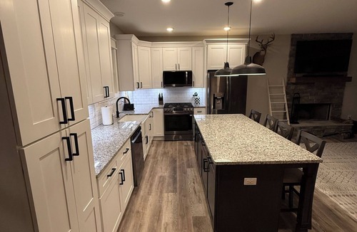 Ranger Cabin | Epic Views! New & Modern Cabin Hot Tub Spacious/Clean!
