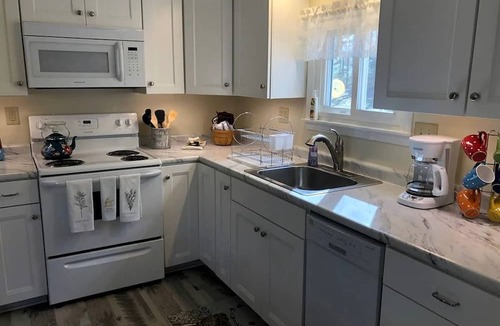 Town of Milo Cottage | Equipped Cottage Ideal for Groups in Milo, New York