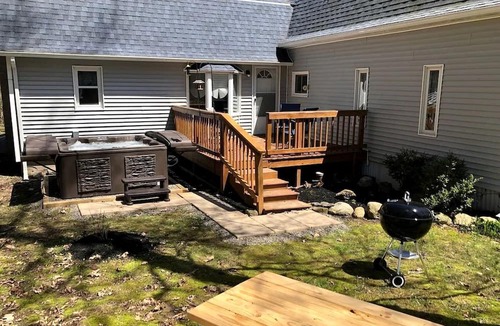 Town of Milo Cottage | Equipped Cottage Ideal for Groups in Milo, New York