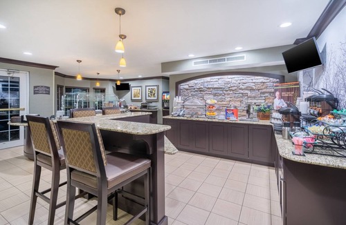 East Texas Apartment | Equipped Suite | Free Breakfast + Fitness Center + 24-hour Business Center