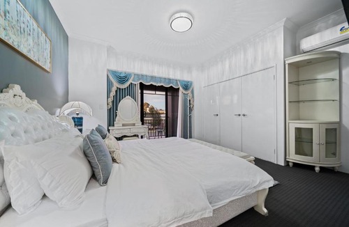 Victoria Park Apartment | Equitice Winter Moonlight Villa