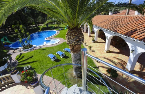 Rustical Balneario Villa | Villa Balneari Resort. Vacaciones en Familia y amigos Piscina Tenis Golf, Futbol