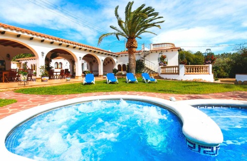 Rustical Balneario Villa | Villa Balneari Resort. Vacaciones en Familia y amigos Piscina Tenis Golf, Futbol