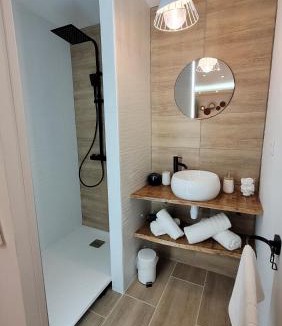 La Bassee Bed & Breakfast | Escale dans un Cocon Spa Privatif & Design, petit déjeuner compris