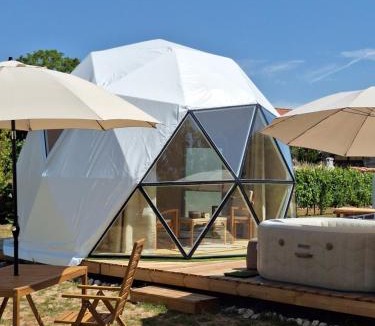 Saint-Pierre-de-Juillers Bed & Breakfast | ESCAPADE INSOLITE - Dômes, Tipis, Aire de Camping-cars & Vans
