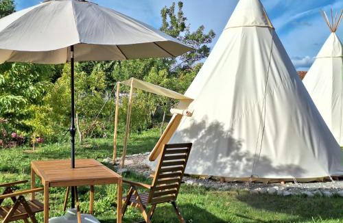 Saint-Pierre-de-Juillers Bed & Breakfast | ESCAPADE INSOLITE - Dômes, Tipis, Aire de Camping-cars & Vans