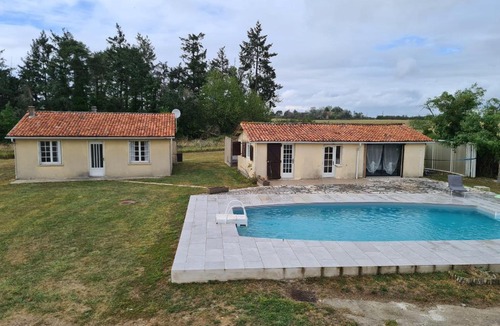 Belabre House | Escapade Nature : Maison et Lofts Privés avec Piscine, Étang de Pêche et Grandes Terrasses - FR-1-591-365