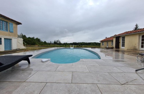 Belabre House | Escapade Nature : Maison et Lofts Privés avec Piscine, Étang de Pêche et Grandes Terrasses - FR-1-591-365