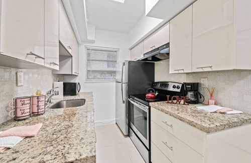South Beach Condo | Escape 2 Beach, Ocean Dr Deco Apt w/2 Queenbeds
