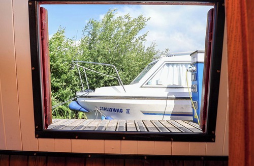 Northwich Cottage | ESCAPE II, pet friendly in Oakwood Marina