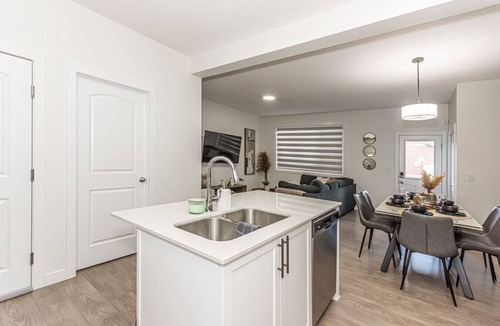 Northwest Edmonton House | Escape in Style/King Bed/Disney/Near WEM
