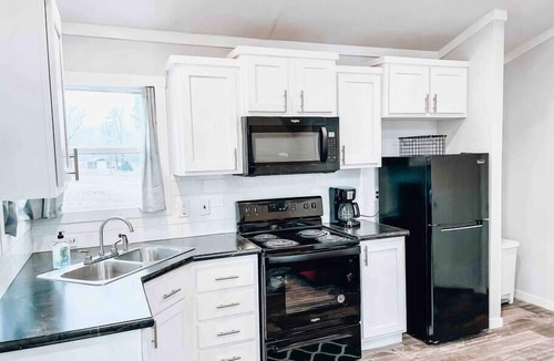 Royal House | Escape the Hustle and Bustle- Close to town but outside of City Limits.