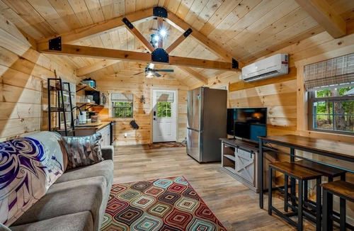 Mentone Cabin | Escape to a Charming Cabin with Hot Tub & Covered Porch in Mentone, Alabama