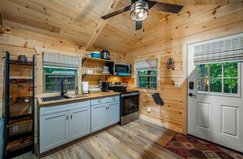 Mentone Cabin | Escape to a Charming Cabin with Hot Tub & Covered Porch in Mentone, Alabama